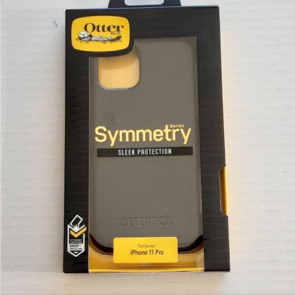 Used once in box black otter box iPhone 11 case - Picture 1 of 3